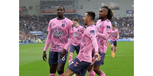 La camiseta rosa alegra la victoria del Everton